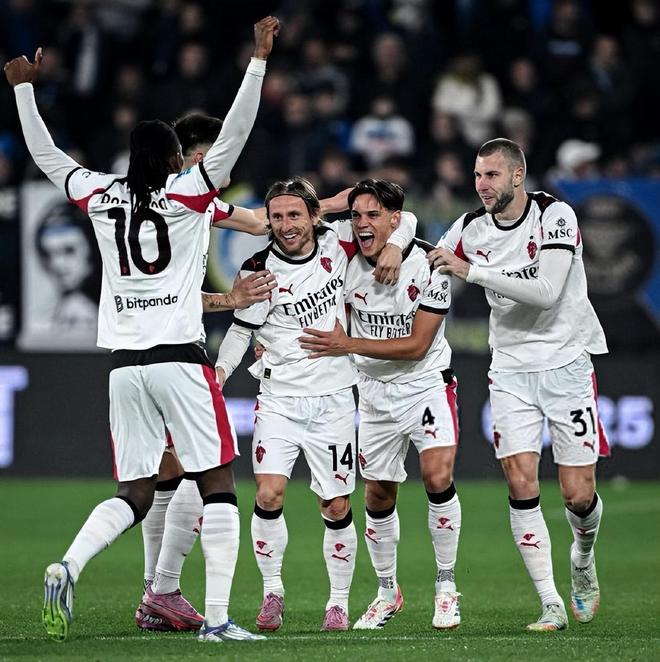 阿利松妻子晒术后照，阿利松此前因个人事务返回巴西