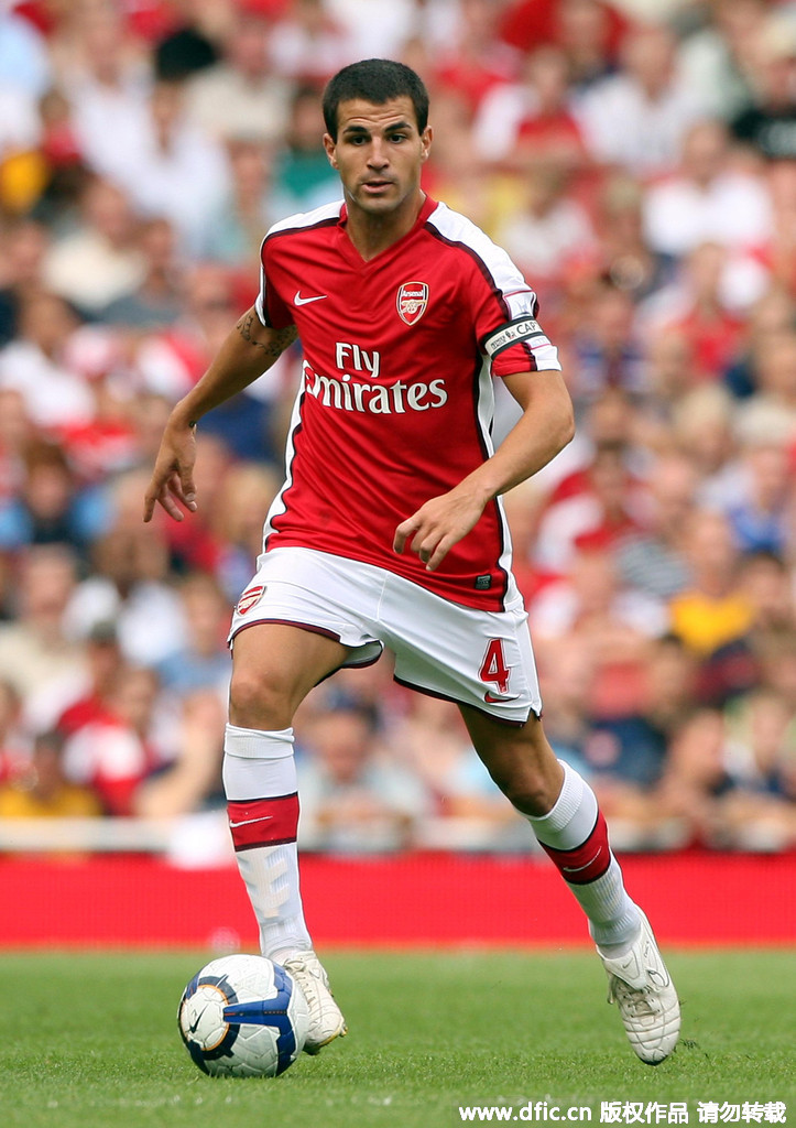 拦都拦不住！对手疑肘击队友，梅西出头“教育”阿根廷老乡