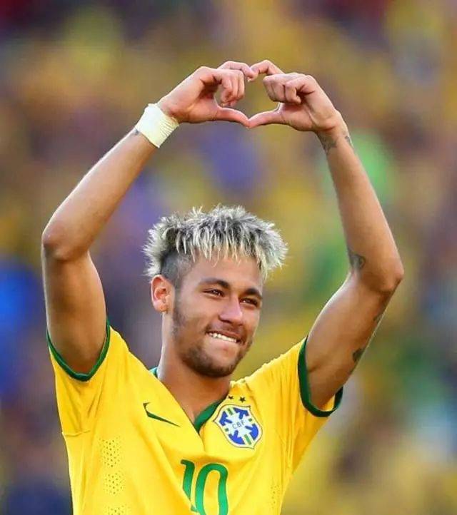 致敬，王刚庆祝足协杯冠军时背后写着：献给我们的主帅塞蒂恩