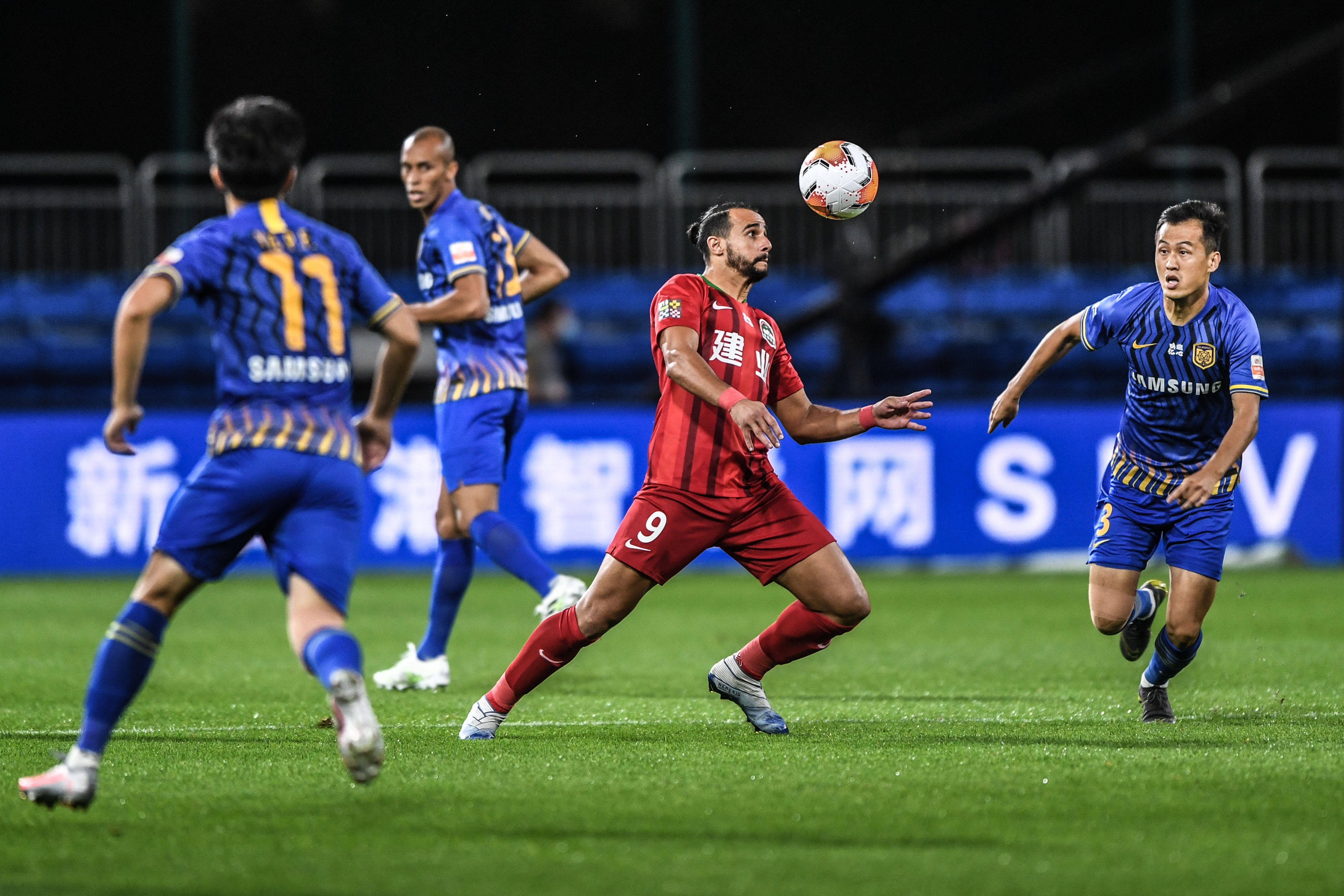 足球中超球队再度更换外援，阵容大洗牌