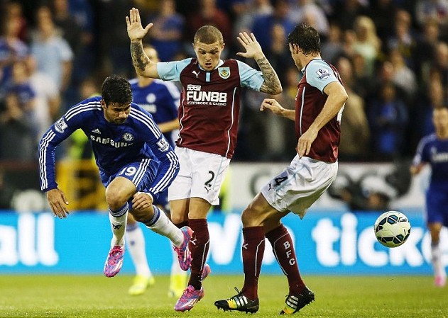 不可触碰的美，若昂-内维斯女友马达莱娜晒暗黑风妆造