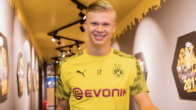 玉昆外援奥斯卡在老家开车时车辆突然起火，好在人没事